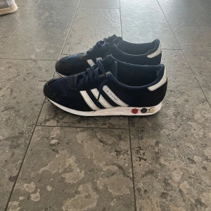 Adidas LA Trainer  - Säljer ett par klassiska Adidas LA Trainer i storlek 41,5| Skick 4/10 inte så bra skick men fullt fungerande| Skriv vid funderingar|