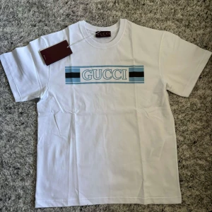 Gucci Tröja – Vit (Ny) - Gucci Tröja – Vit (Ny) 👕 Storlek: M ✨ Skick: 10/10 – helt ny, aldrig använd 🏷️ Detaljer: Etikett kvar 🤍 Färg: Vit 💎 Märke: Gucci