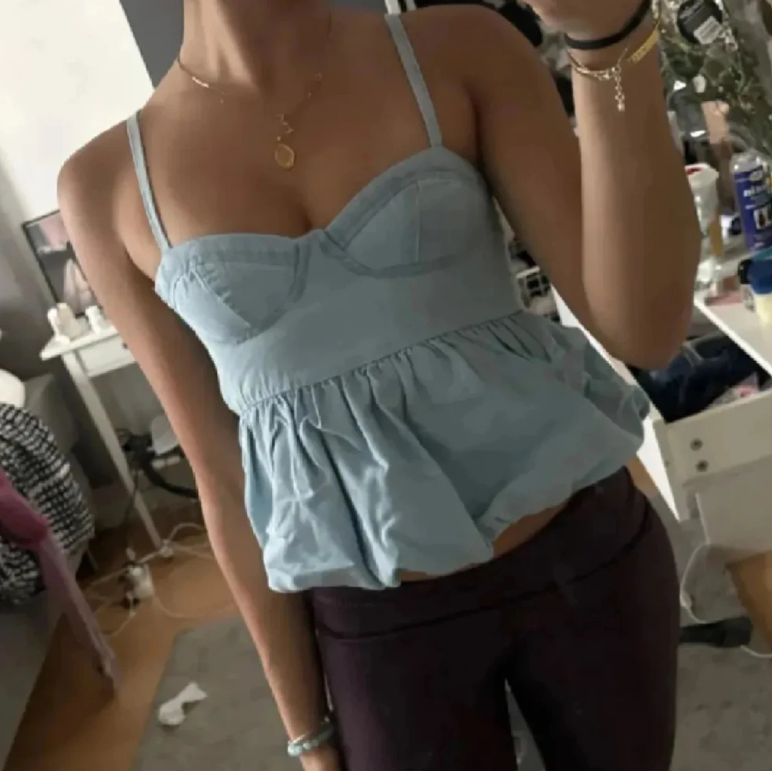 Ljusblå volang topp med axelband