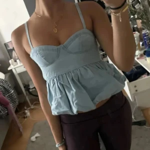 Ljusblå volang topp med axelband - Aldrig använd , prislappen e kvar 