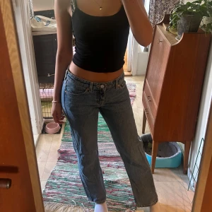 Junk Yard Raka jeans  - Super fina jeans som heter ”Arrow low straight jeans”. Knappt använda!! 💕💕 Storlek 25!!