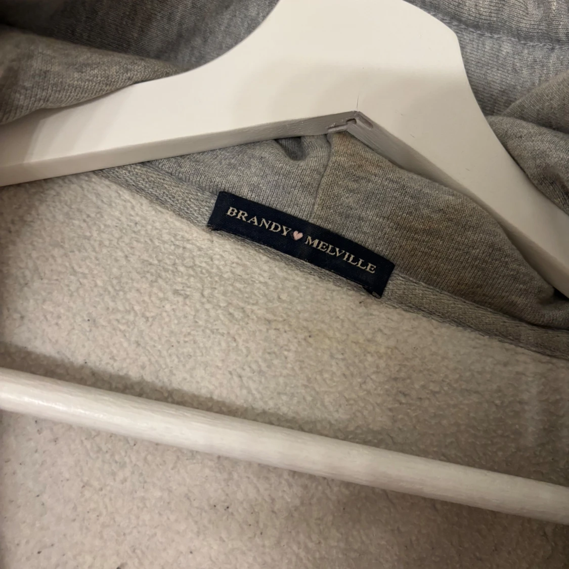 Grå hoodie från Brandy Melville - 3