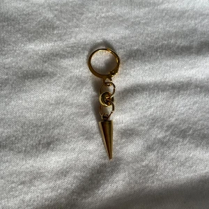 Guld örhängen /\MAN FÅR TVÅ/\  - Fint modernt örhänge i guld🤍 Passar till allt. Man får två stycken✌🏻Checka gärna in min profil för fler fina saker☺️ Den är hemmagjord så den är inte använd😊 Tror inte att den är nickelfri. Dock så säljer jag till ett bra pris men det är självklart diskuterbart!😌 