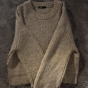 Beige stickad tröja Gina Tricot - Stickad tröja, Gina tricot, storlek S. Jättebra skick, perfekt för hösten!😝