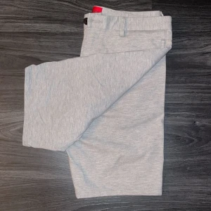 Hugo Boss Shorts - Säljer ett par fina Hugo Boss shorts. Nästan helt oanvända, bara använda ett fåtal gånger. Storlek (FR 32/34)