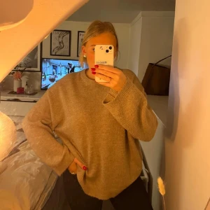 stickad tröja - Supermysig beige stickad tröja med rund hals och långa ärmar.