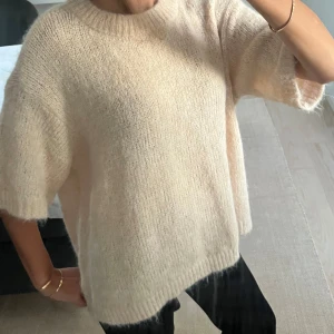 Beige stickad - Fluffig trekvartsärmad stickad, helt ny med prislapp kvar. I storlek L men passar xs-s för en sörre passform