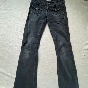 Svarta lågmidjade bootcut jeans med fickdetaljer - Svarta tvättade bootcut jeans från gina tricot! Ganska använda men fortfarande bra skick💗 Säljer pga för små☺️ Storlek 158/XS!