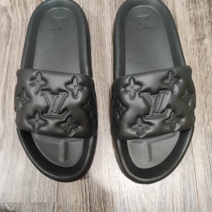 Svarta sandaler - Svarta sandaler med Snygg och chunky design i syntetmaterial, perfekt för en trendig och avslappnad look. Sköna att glida i och passar till allt från shorts till jeans.