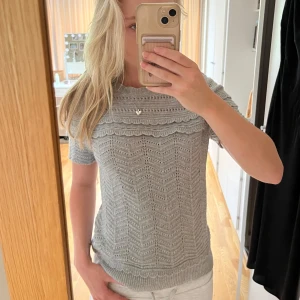 Kortärmad stickad topp - Ljusgrå kortärmad stickad topp med snygga detaljer💕💕