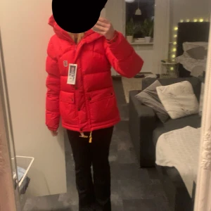 Röd Fjällräven Expedition dunjacka - Säljer en röd Fjällräven Expedition Series dunjacka i dammodell med gula snören. Nypris 7000kr säljer för jag är sugen på en ny vinterjacka. Köptes på NK. Har som man ser på bilden någon svart defekt men den går mest troligen bort i tvätten. Priset kan alltid diskuteras!😇❤️