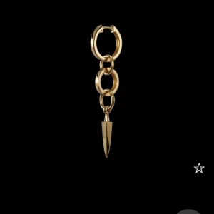 Guldiga örhängen Maria Nilsdotter - Säljer nu mina så snygga och populära Maria Nils dotter örhängen då dom inte längre kommer till användning, nypris för ett par är 6790kr, jag säljer dessa i par för 2800 men kan gå ner i pris vid snabb affär❤️