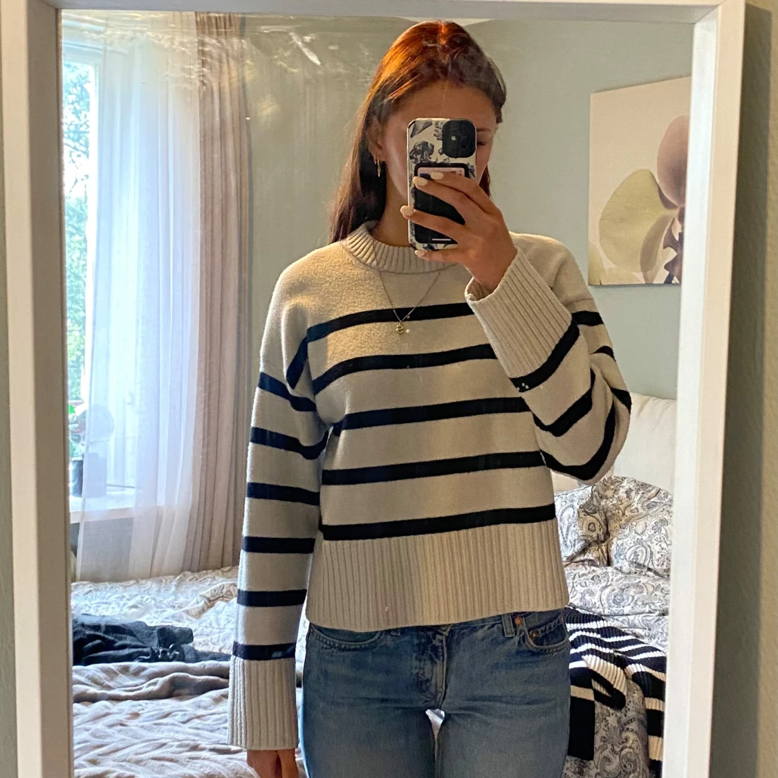 Randig stickad tröja i beige och marinblå