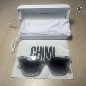 CHIMI 04 Glasögon - Tja, säljer ett par CHIMI glasögon i modellen 04. Skick 10/10, knappt använda. Nypris 1000, mitt pris 479. Box och Dustbag tillkommer vid köp. Hör av dig vid frågor o funderingar!