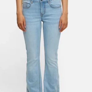 Lågmidjade bootcut jeans - Säljer ett par ljusblå bootcut jeans med klassisk femficksdesign och låg passform. Jeansen har en snygg utsvängd siluett nertill och är tillverkade i mjukt denimtyg. Skriv för egna bilder och ge gärna prisförslag!!💕💕
