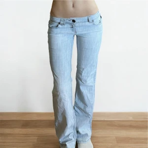Ljusblå utsvängda lågmidjade jeans  - Jätte fina vintage ljus blå bootcut jeans från reactive, skulle säga en mindre S/36💗// midja 37cm tvärsöver, innerbenslängd 80cm / inga defekter 💕