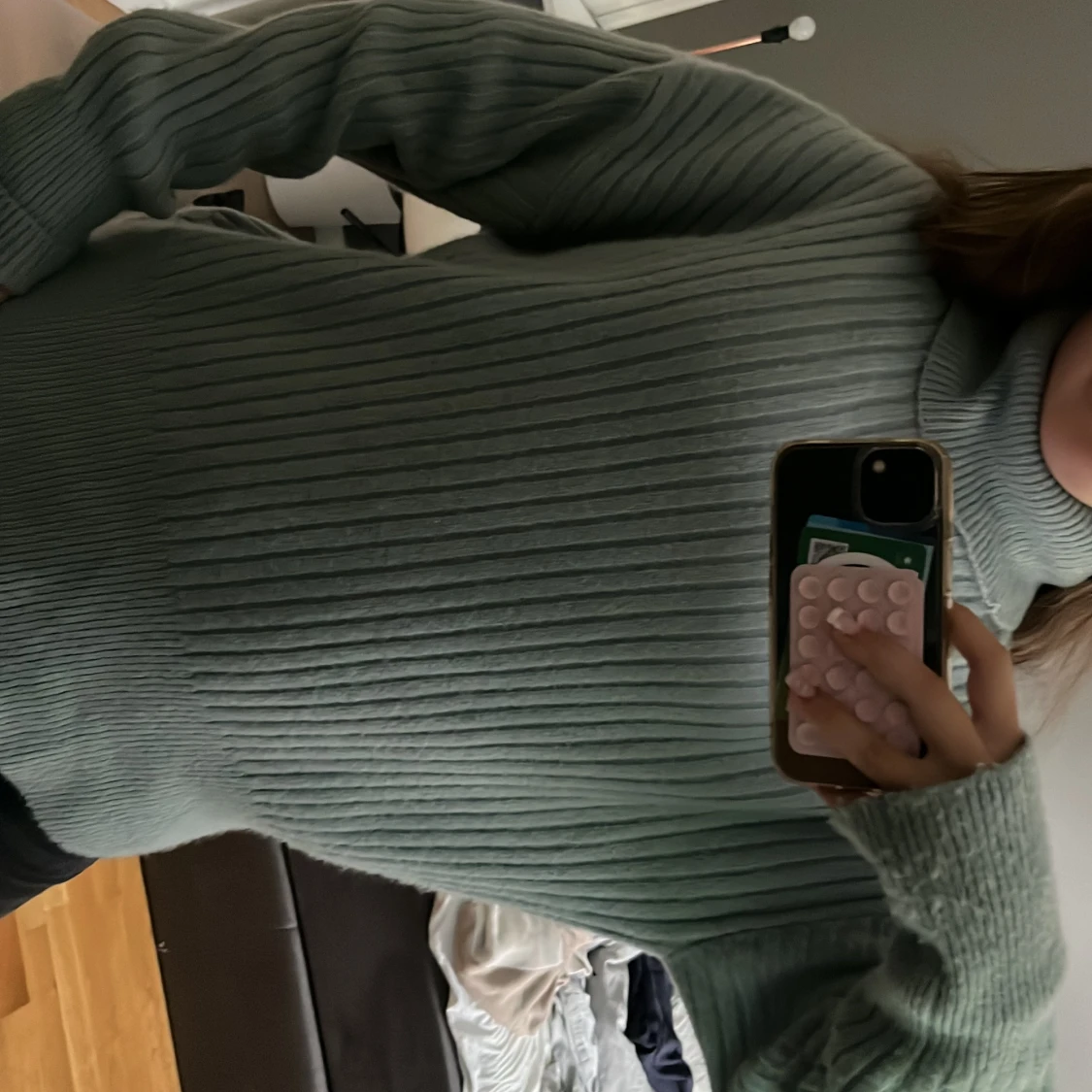 Grå ribbad polotröja från KappAhl