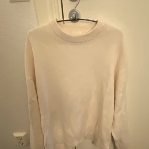 Beige stickad tröja Jack & Jones - Säljer en beige stickad tröja från Jack & Jones i storlek m. Tröjan har rund hals, ribbade muddar och lång ärm. Enkel och clean design som funkar till jeans eller chinos. Perfekt för dig som gillar stilrena plagg med soft vibe.