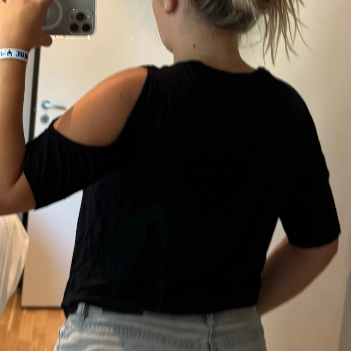 Svart topp med öppna axlar - 1