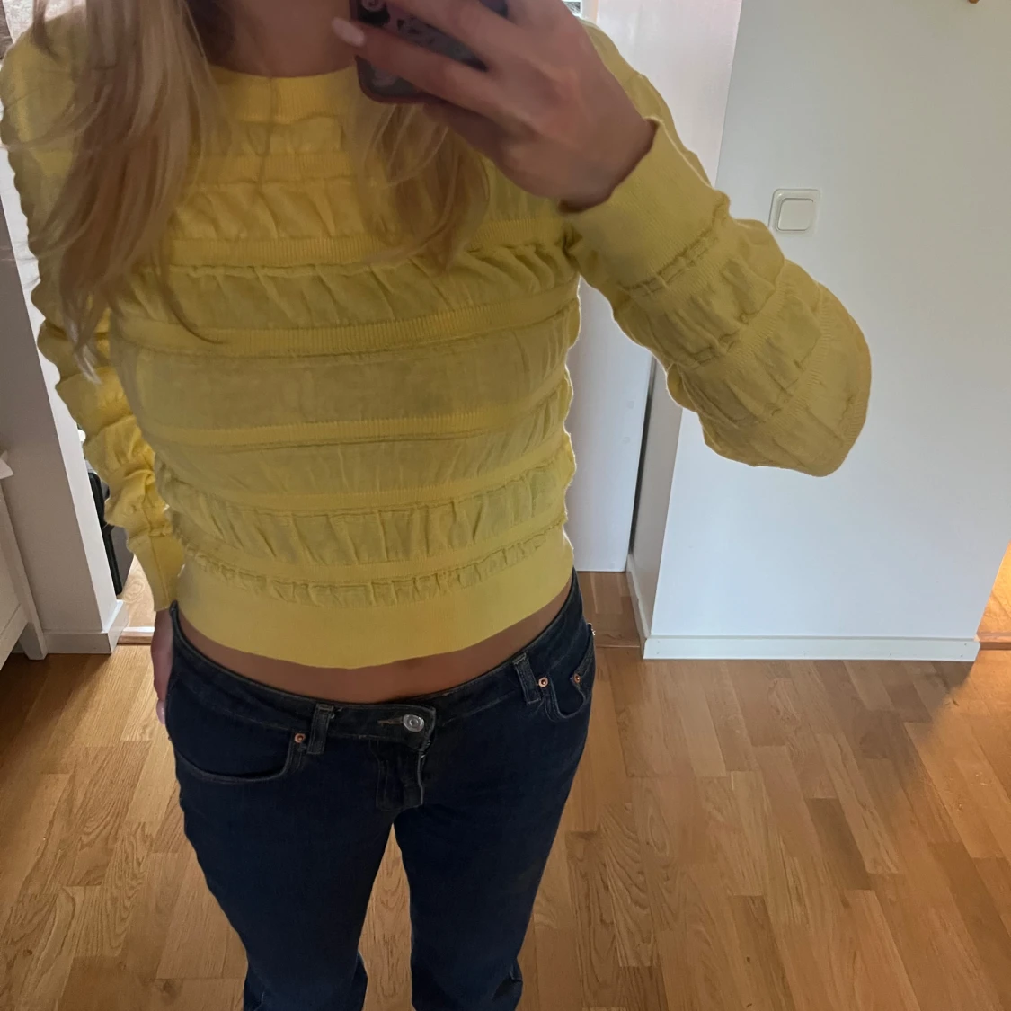 Gul stickad tröja  - 2