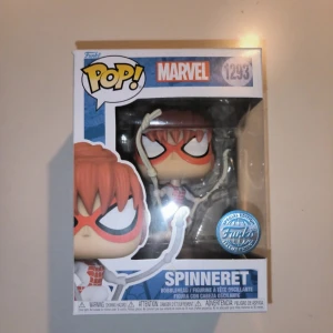 Spinneret - Upptäck Spinneret från Marvel-universumet som cool Funko Pop! Special Edition. Perfekt för dig som älskar superhjältar och vill ha något unikt i din samling. En färgstark figur som passar både fans och samlare.