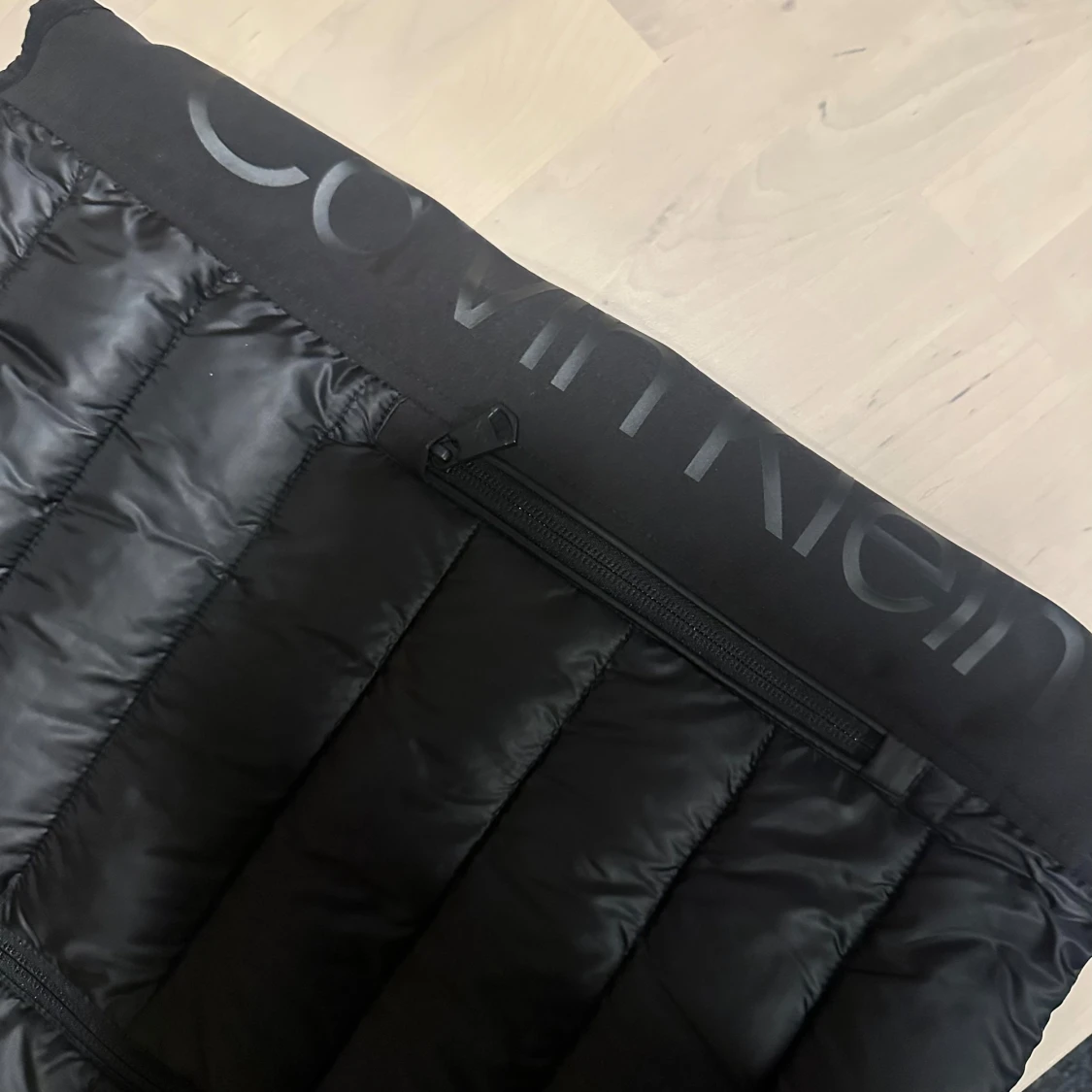 HELT NY Svart dunväst från Calvin Klein - 3