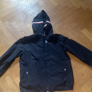 Moncler Windbreaker - Ny skicka, moncler windbreaker. Säljer min windbreaker då jag köpte den och den var för stor för mig. Storlek 3 vilket motsvarar L, pris kan dusikteras 1499kr