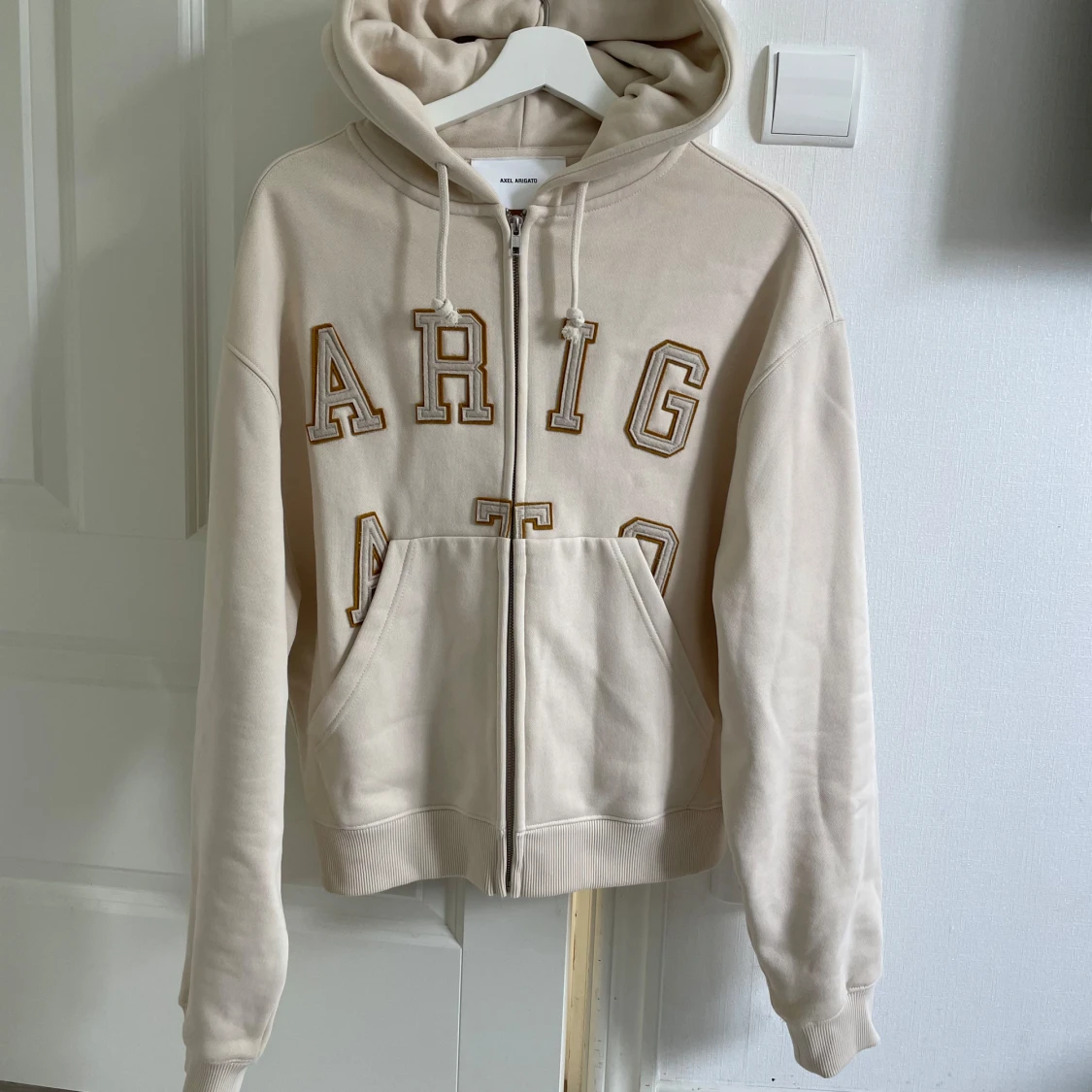 Ny zip-hoodie från Axel Arigato