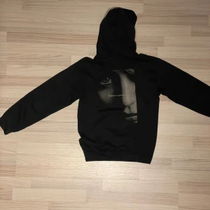 Emplece hoodie - Säljer denna svarta Emplece hoodie med tyck på baksidan. Sparsamt använd, inga hål eller täcken på slitningar. Ordinarie pris 1899kr. Besvarar hjärna frågor i meddelanden 🔔 
