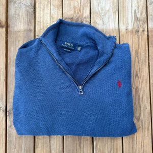 Ralph Lauren halvzip - Tja! Ralph Lauren halvzip, Storlek M, fits S. Skicket är väldigt bra. Pris 349kr. Pm vid frågor.