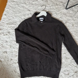 Mörkbrun merinoullströja These Glory Days - Snygg mörkbrun långärmad tröja från These Glory Days i mjuk och lyxig merinoull. Tröjan är tvättad i för hög värme och var från början L men passar nu snarare XS. Hör av er vid frågor.