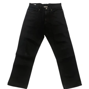 Svarta loose vailent jeans - Ett par sköna loose vailent jeans som är använda ett fåtal gånger. 34cm midja och 124cm långa. Nypris ligger på 699