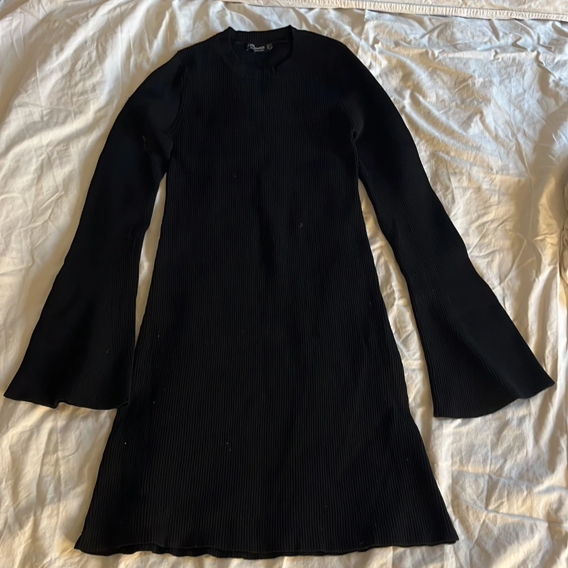 Svart ribbad klänning med trumpetärm