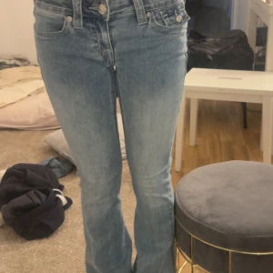 True religion jeans - Säljer ett par ljus blå true religion jeans i stl 24 då jag inte passar i färgen💞 de är knappt använda o h sitter perfekt i längd på mig som är ca 164cm, om ni är intresserad får ni gärna skriva privat🩷