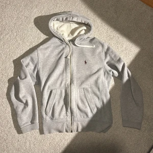 Ralph Lauren Old school zip hoodie  - Denna hoodien har bevarats under flera år och är den gamla generationen av dessa zips de producerade vilket är svårt att hitta. Den är såklart äkta som vanligt. Skriv för frågor, bilder med mera. 