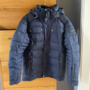Blå vinterjacka  - Blå vinterjacka för herr från McKinley i strl S. Jättefint skick, ser inte använd ut alls