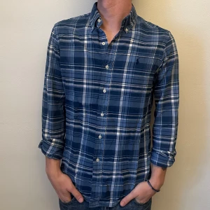 Ralph lauren skjorta  - En as schysst skjorta från Ralph lauren. Storlek S och modellen på bilden är ca 182 cm. Fint skick., köp för endast 549kr! Pris kan diskuteras