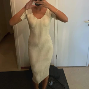 knälång beige klänning  - köpt för 500kr, aldrig använt. den passar även mig som brukar bära xs/s (den är liten i storleken)