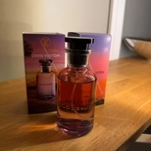Louis Vuitton City of Stars parfym - City of Stars från Louis Vuitton kommer i en snygg flaska med färgstark förpackning. Perfekt för dig som vill sticka ut med en exklusiv touch i din samling. Volym och ingredienser syns ej på bilderna.