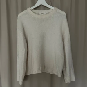 Vit stickad tröja från Gina Tricot - Mysig vit stickad tröja från Gina Tricot💓