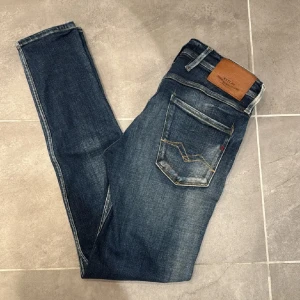 Replay Anbass - Säljer ett par feta jeans från Replay modell Anbass. Storlek W29 L32. Skick 10/10 använd max två gånger. Säljer på grund av att jeansen är lite för små för mig. Hör gärna av er om ni har några funderingar!