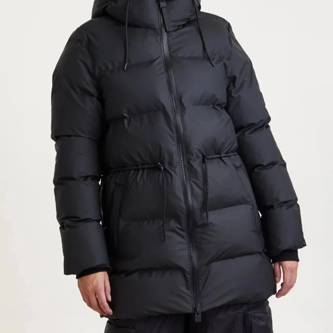 Svart lång pufferjacka från Rains