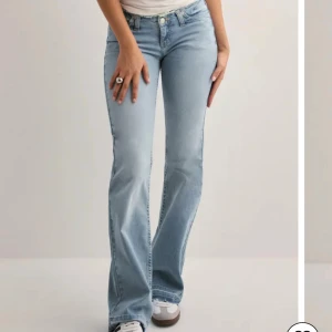 Ljusblå bootcut jeans - Snygga ljusblå jeans med bootcut passform. Jeansen har normal midja och är tillverkade i mjukt denimtyg som ger en skön känsla. 