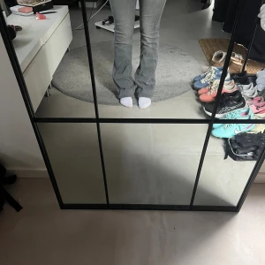 Grå bootcut jeans - Säljer ett par supersnygga gråa jeans med bootcut-modell och normal passform. Säljer då jag har liknande