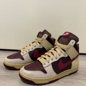 Nike sneakers - NIKE DUNK HIGH 1985 ’VALENTINES DAY’ Malli: FD0794-700 Koko: 38 Ovh: noin 140e  Postitus/nouto