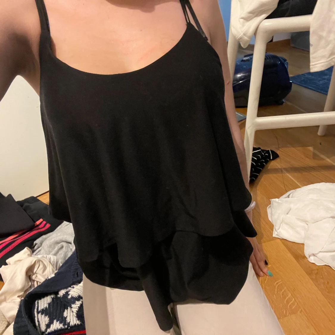 Svart linnetopp med smala axelband - 1