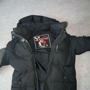Moose Knuckles jacka - En väldigt fin jacka pälsen till jackan har jag ej kvar jackan är i använt skick och det finns ett litet hål vid armen men annars är den jätte fin sälj på grund av har köpt ny jacka den ligger bara 