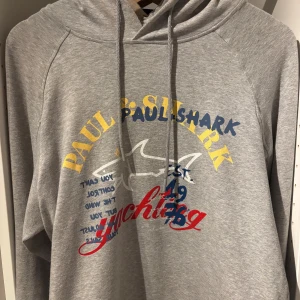 Paul & shark hoodie  - En sjukt snygg hoodie från Paul & shark. Den är i superbra skicka! Passar för storlek S/M. 