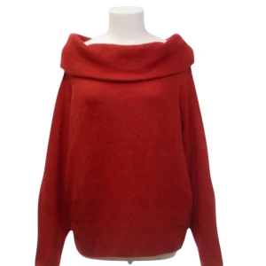 Röd offshoulder stickad tröja - Snygg röd stickad off shoulder tröja! Sitter snyggt och lagom oversized på en S/XS. Inga defekter, superfin! (Bilderna är från Sellpy då jag nyss köpte den men den passa tyvärr inte:/)