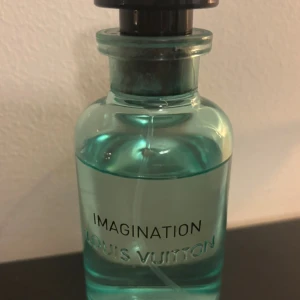 Louis Vuitton Imagination Parfym - Stilren parfym från Louis Vuitton med namnet Imagination. Perfekt för dig som vill sticka ut med en exklusiv doft i din samling. Säljer den billigt pågrund av personliga skäl.. kan gå ner i pris vid snabb affär 